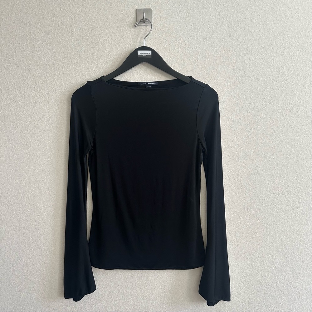 Black Banana Republic Long Sleeve with bell sleeves 🖤